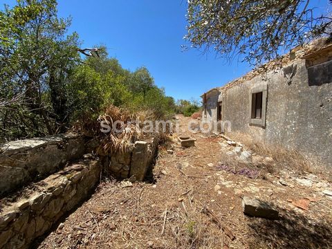 Freistehendes Haus eingefügt in ein Land mit 2 Hektar. Auf einem Hügel der Algarve gelegen, hat dieses Land ein großes Potenzial und die Möglichkeit, eine Villa mit 225 m2 zu bauen, mit absoluter Privatsphäre und einem herrlichen, unverbauten Blick ü...