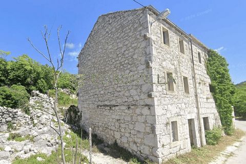 Slivno, Raba - a semi-detached stone house for renovation on a plot of land with a total area of 270 m2 in a beautiful and peaceful environment.The house is located on a side road (B-road) that leads to a beautiful beach just 4 minutes away by car.Th...