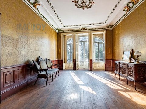 Imposing house from the beginning of the twentieth century, in Art Nouveau style, located in the centre of the city of Porto right in front of the Gardens of the Crystal Palace. This building with unique architectural features and central location, h...