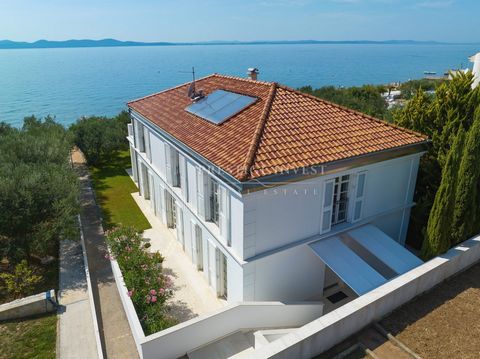 Location: Zadarska županija, Zadar, Diklo. BEAUTIFUL VILLA FIRST ROW BY THE SEA - ZADAR, CROATIA This exceptional modern villa is located in a unique location by the sea in the quiet area of ​​Dikla, in the Zadar region. With its combination of class...