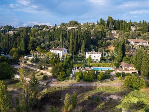 In a beautiful estate located in Grasse, near Plascassier, a property composed of 3 houses on a plot of approximately 22,000m². The mansion is composed of a beautiful entrance, a reception room which has retained all the charm of the period with its ...