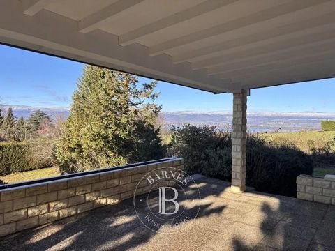 Built in a quiet area, this 1970 house offers a preserved setting with views of the Lake and the Jura. The house benefits from a living space on one level with a living room-kitchen facing south and opening onto a large sheltered terrace. As an exten...