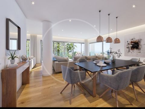 Diese moderne Wohnung mit einer Bruttogeschossfläche von 300 qm setzt sich wie folgt zusammen: Untere Etage: Drei Schlafzimmer mit Bad, eines mit Ankleidebereich und alle mit Zugang zu Balkonen, ein Schlafzimmer, ein komplettes Badezimmer, Wohnzimmer...