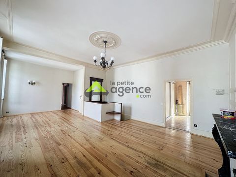 Your Petite Agence Aubusson offers for sale this 288 m2 building close to the city center, ideal investor. It is composed of a 50 m2 rented commercial premises (€554/month), a storage room and four vacant apartments: On the first floor: - an 80m2 apa...