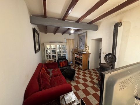   Découvrez cette belle maison d'habitation de 99 m2, située dans un hameau paisible de la campagne, tout en étant à proximité des commodités de Lussac-Les-Châteaux. Au Rez-de-chaussée : Une cuisine aménagée et équipée, idéale pour les amateurs de ga...