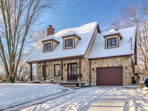 Belle et grande maison. Découvrez cette magnifique propriété offrant une qualité de vie exceptionnelle: Grande maison lumineuse et chaleureuse, parfaite pour accueillir votre famille. Terrain spacieux idéal pour les activités en plein-air et les mome...