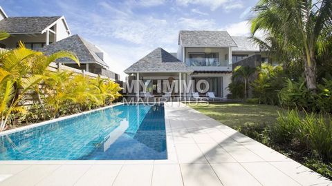 For golf lovers (or not...), on the most beautiful golf course of East Mauritius by the sea, this recent villa, semi-detached, has a living room, open kitchen, with covered terrace, swimming pool and 2 bedrooms en suite on the garden level. The first...