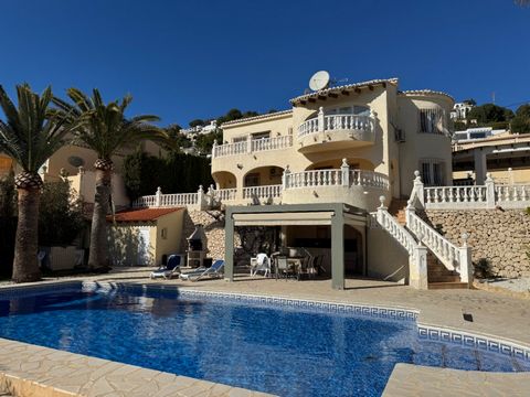 UNUSUAL LARGE 5 BEDROOM VILLA WITH SEA VIEWS, IDEAL AS A RENTAL PROPERTY OR FOR A BIG FAMILY. Villa for sale in Moraira with spectacular sea views, just a few minutes drive from the centre and beaches. quiet place. Private. The house has 2 floors con...