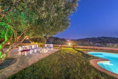 Questa grande villa è perfetta se sei alla ricerca di pace e privacy, poiché l'area esterna invita al relax grazie al bellissimo giardino con una piscina privata di sale che vanta viste meravigliose. La piscina misura 7 x 3 metri e la profondità dell...