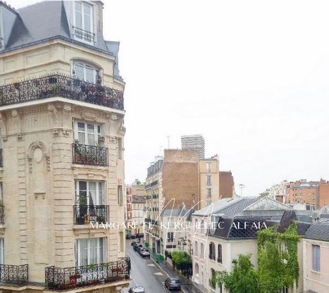 Quartier Maison Blanche. Découvrez le charme authentique de la vie parisienne avec cet appartement spacieux de 53,2m² Carrez, 2 chambres, situé à quelques minutes à pieds du quartier mythique de la Butte-aux-Cailles et à 5min à pieds des lignes 7 et ...