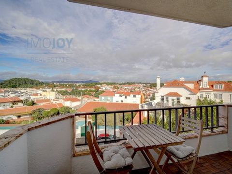 Een paar minuten van het station van São João en de stranden, een fris ingericht appartement Remodelleren. De woning heeft drie fronten, met de hele dag veel licht en zon. Vrij uitzicht, zonder bebouwing voorkant en bereikt nog steeds de zee. Houten ...