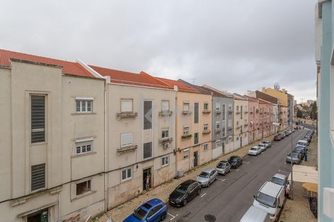 1 bedroom apartment, full of historical charm, located in Bairro Lopes, in the heart of Penha de França. Located on the top floor of a building from the 1940s, this property stands out for its generous area, complemented by a private backyard, and an...