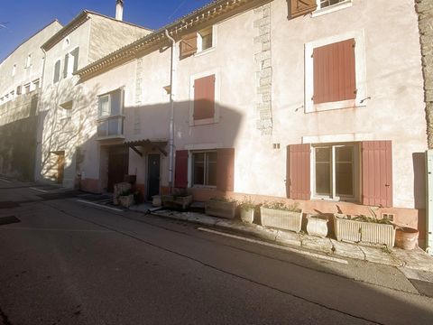 Située au cœur du charmant village de Barbentane, cette maison de plus de 135 m2 habitables, complétée par un garage de 35 m2, est une véritable toile vierge prête à être transformée selon vos envies. Avec ses 3 niveaux, ses pièces à vivre, ses 4 cha...