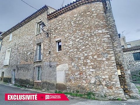 Belle maison de village sur trois niveaux entièrement rénovée avec goût et matériaux de qualité. Elle se compose de la manière suivante : - Au rez de chaussée, une très jolie pièce voutée faisant office de salle à manger-salon, une cuisine équipée, u...