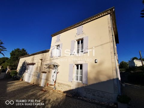 Située dans un environnement calme, cette maison en pierres de 1840, rénovée, allie charme et confort (chauffage centrale par pompe à chaleur récente). Elle offre une entrée spacieuse, une cuisine aménagée et une pièce de vie lumineuse avec une chemi...