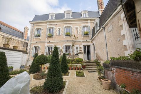 Cette magnifique maison de maître du XIX siècle restaurée avec goût a su garder le charme et l'autenticité avec son jardin bien soigné et sa superbe vue sur l'Abbaye saura séduire toute la famille avec ses sols d'orignine, ses poutres apparentes, ses...