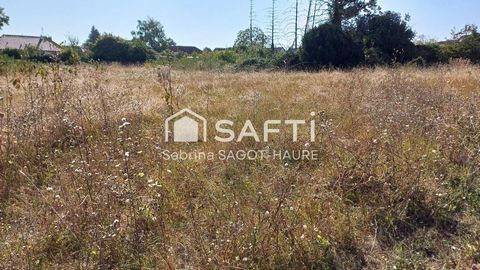 Sur la commune des Bordes, terrain constructible en partie viabilisé de 3149m2. Idéalement placé à quelques kilomètres de Issoudun. Eau et tampon du tout à l'égout dans la rue. Une maisonnette à l'état de dépendance est présente sur le terrain borné ...