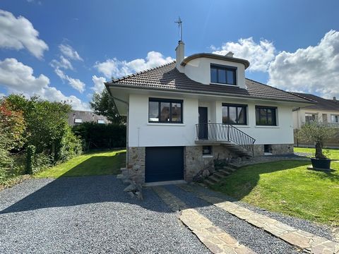 Proche de l'Institut Saint-Lô - Agneaux et des commerces, maison rénovée sur sous-sol comprenant au rez de chaussée une entrée desservant un séjour avec cheminée et accès à la terrasse, une cuisine aménagée et équipée, deux chambres, une salle de bai...