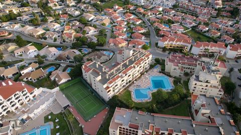 Fully renovated 2 bedroom apartment inserted in the West of the Village condominium with Swimming Pool, located in the center of Albufeira in Areias de São João, about 10 minutes from the beaches of Oura and Forte de São João. The apartment consists ...