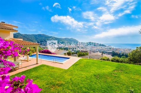 In der Stadt Tossa de Mar mit herrlichem Blick auf das Meer und Ruhe aber alle Dienstleistungen nur wenige Minuten entfernt finden wir dieses schöne und luxuriöse Haus Beim Betreten der ersten Ansicht ist ein groàer flacher Garten eine überdachte Ver...