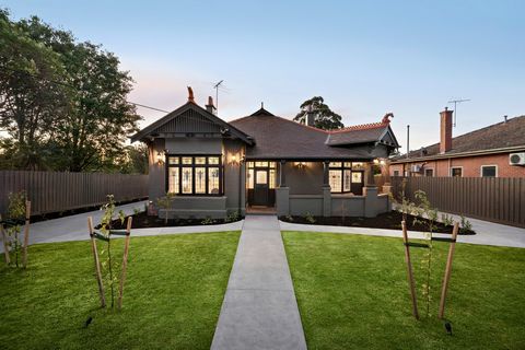 Presenting an exquisite synthesis of its original Queen Anne and Arts and Crafts styling with a more contemporary architectural excellence, ‘Truro’ is a landmark family holding of rare historical significance, stunningly renovated to present an accom...