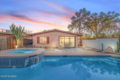 Increíble oportunidad para mudarse listo para 4 habitaciones / 3 baños completos de 2,145 pies cuadrados, incluida la casa de huéspedes renovada por separado con cocina americana, rancho moderno de ladrillo rojo de mediados de siglo con piscina clima...