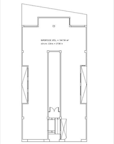 We present an exceptional premises of 194 m² useful, located in a strategic area of Barcelona. This space stands out for its versatility and unique characteristics, ideal for various commercial uses. Highlights: Double Showcase: It offers excellent v...