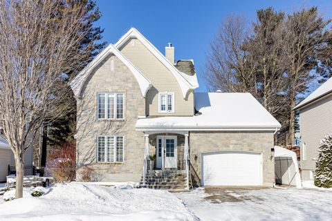 Spacious and bright duplex in Blainville! Discover this magnificent turnkey two-story duplex, located in a peaceful and popular area of Blainville. Prime location near elementary and secondary schools, daycares, essential shops and services, parks an...