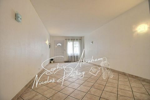 28310. TOURY. Maison en centre ville, 2 chambres possible 3. Garage avec grenier au dessus, cour close de murs, cave. Prix : 95990 euros honoraires à la charge vendeur. Sophie Abraham vous propose une maison en centre ville, proche de la gare compren...