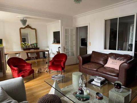 COUP DE COEUR ASSURE Très bel appartement de type 3 situé INTRA MUROS dans un immeuble haussmannien entièrement rénové avec des matériaux de standing. Le parquet en chêne massif, la cuisine toute équipée et les moulures au plafond, sans oublier sa ch...