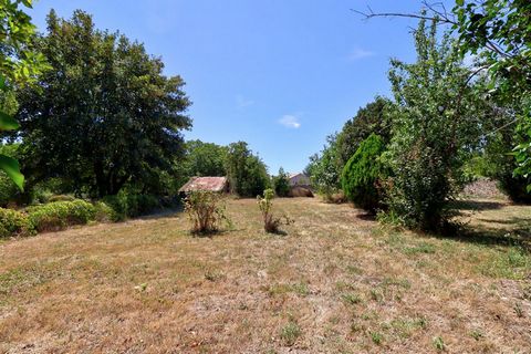 79220 STE OUENNE, EXCLUSIVITE, Aline Nicole vous propose un terrain constructible non viabilisé de 1020 m², hors lotissement. Branchements en limite de terrain. Assainissement non collectif à prévoir. BEAU TERRAIN PLAT, AU CALME. Dans un village avec...