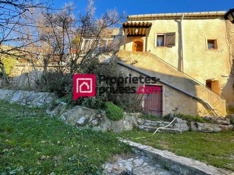 Pour les amoureux de la nature du calme à environ deux kilomètres du lac d'Esparron de Verdon. Rare Ancienne maison de 80 m² environ, composé de 6 pièces, 3 chambres, avec terrasse, cave voutée au rez-de-jardin. Idéal pour maison secondaire ou princi...