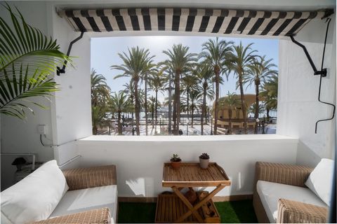 Appartement de luxe exclusif, idÃ©alement situÃ© en plein centre-ville d'Alicante, offrant des vues spectaculaires depuis sa terrasse sur le port et la cÃ©lÃ¨bre Explanada. AccÃ¨s direct depuis la promenade. Il s'agit d'un logement de 2 grandes chamb...