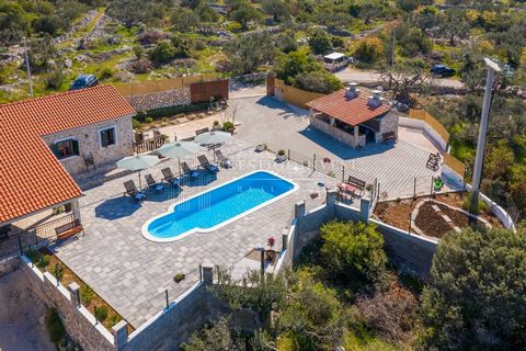 Location: Šibensko-kninska županija, Rogoznica, Rogoznica. STEINHAUS MIT MEERBLICK Zum Verkauf steht ein modernes Steinhaus mit großem Garten, Swimmingpool und Panoramablick auf das Meer. Das Anwesen liegt unweit der kleinen Touristenstadt Rogoznica....