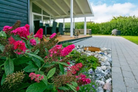 Sommerhaus bei Skåstrup Strand, unweit der Küste und mit Whirlpool im Bad für Wellness und Erholung. Das Ferienhaus ist mit hochwertigem Mobiliar eingerichtet. Es gibt einen hellen, kombinierten Wohn- und Essbereich, von dem aus man direkt auf die of...