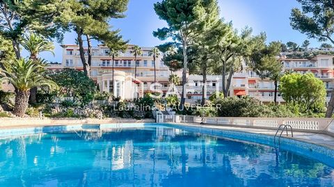 Jolie studette au sein de la prestigieuse résidence du Mont de Oiseaux à Hyères. Magnifique piscine surplombant le double tombolo et la mer, 2 cours de tennis privés, un boulodrome et des tables de ping pong sont à disposition des résidents au sein d...