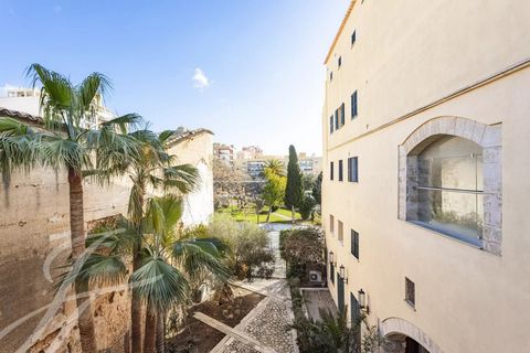 Discover this fantastic apartment in the heart of La Calatrava, Old Town Palma. Nestled in a well-preserved historic building, this property offers a perfect blend of Mallorcan charm and comfort. The property offers a spacious open-plan kitchen, dini...