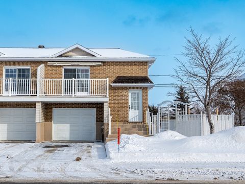 Magnifique condo, unité de coin, méticuleusement entretenu. Il offre 2 chambres, 2 salles de bain et un garage, ainsi qu'un espace de vie lumineux. La cuisine, élégante et fonctionnelle, est dotée de comptoirs en granite. À l'extérieur, une superbe c...