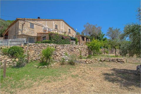 Bem-vindo ao Masia, um Masia de estilo tradicional em um extenso terreno de 26.703 m² que oferece vistas deslumbrantes do mar sobre Sant Antoni de Calonge e Platja d'Aro. A apenas 5 minutos de carro do centro de Platja d'Aros, esta encantadora propri...