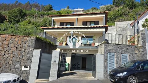 Cette villa de 3+1 chambres est une propriété de luxe, avec des caractéristiques qui garantissent confort et qualité de vie. Situé dans la zone privilégiée de la baie de Funchal, il offre une vue imprenable sur la mer et la ville. La propriété est di...