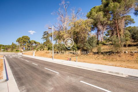 À Sant Andreu de Llavaneres, dans l’un des meilleurs quartiers résidentiels, Bell Aire, vous trouverez ces magnifiques terrains, situés près de Port Balís. Avec un accès direct à l’autoroute à seulement 200 mètres et entouré de services tels que crèc...