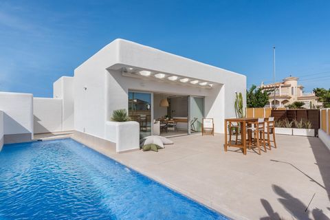 Nieuwbouw villa's in dolores Nieuwbouwvilla's in Ibizastijl op onafhankelijke kavels in Dolores. De villa's hebben een open keuken met woonkamer, 3 slaapkamers, 2 badkamers, inbouwkasten, privésolarium met een bevoorrecht uitzicht, tuin met parkeerpl...