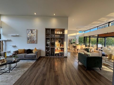 Property-18341 Discover the opportunity to live in a space designed for comfort, exclusivity and connection with nature. Property Details:Lot Size: 1,339 m². Built area: 329 m². Distribution: Access hall, Social bathroom, Family room, Large dining ro...