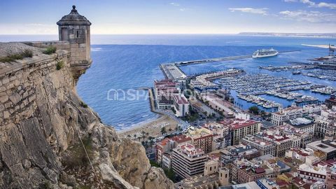 Luxuriöse Villen in Meeresnähe in Busot Alicante Die schicken Villen befinden sich in Busot, einem malerischen Ort zwischen den Bergen und der Küste. Die Gemeinde liegt im nördlichen Teil der Provinz Alicante. Dieses Gebiet liegt in der Region Costa ...