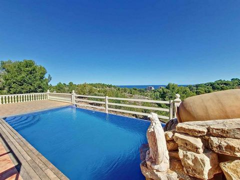 A vendre cette magnifique villa avec vue frontale sur la mer à La Florida / Las Rotas, Dénia. Grand terrain en gradins de 1 100 m, entrée par deux rues différentes et avec un bâtiment de deux maisons indépendantes avec la distribution suivante. Rez-d...