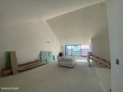 VISITE ANDAR MODELO Este fabuloso apartamento T2 Implex, possibilita usufruir dos terraços durante o convívio social. Composto por 2 pisos, este apartamento tem a seguinte distribuição: Piso inferior: Hall, duas suítes com roupeiros embutidos e varan...