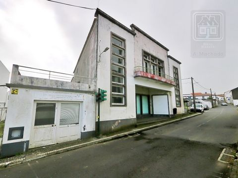 Large building for sale located next to the centre of the parish of Arrifes, Ponta Delgada in the Saude area, built on a plot of about 3,570 m2, which faces two streets. The building consists of 2 floors, with allocation of services, is in need of re...