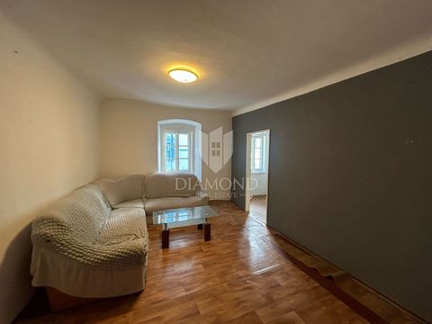 Location: Primorsko-goranska županija, Rijeka, Centar. Spacious Apartment in the Heart of Rijeka with a Loggia and Square View This apartment is located in the very center of Rijeka, making it ideal for those who want to be close to all city amenitie...