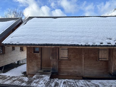 Halfvrijstaand chalet in het hart van het GALLIC VILLAGE, van 35,85 m2 in de wet van CARREZ en 48,84 m2 op de grond, bestaande uit, op de begane grond, een woonkamer, een slaapkamer, een doucheruimte met toilet en boven, een grote kamer die wordt geb...