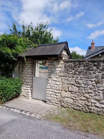 Située à Nouvion, 10km au sud de Laon dans un village très typique du Laonnois, à proximité de la RN 2, facilitant l'accès vers Soissons, maison de village de 83 m² environ avec beau potentiel d'agrandissement. Vous entrez dans une jolie cour sans vi...